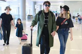 黄磊女儿多多与爸爸"十指紧扣”像小情人，一家人和睦的让人羡慕图片