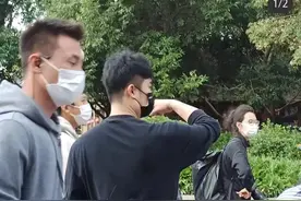 邓超全家现身迪士尼，孙俪为女儿扎头发，7岁小花身高到妈妈胸前图片
