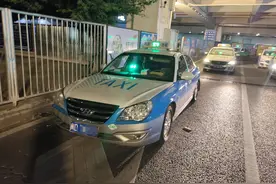 出租车驾驶员该不该帮乘客放行李？这位司机的做法欠妥当，也给自己引来麻烦图片