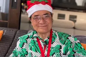 昔日“纣王”宝刀未老，搂“小妲己”拍照，被网友误以为是傅艺伟图片