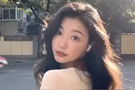 网红易梦玲又被偶遇，美女氛围全靠发型，身边团队人不少堪比明星图片