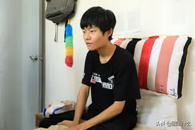 少年患病13年，被大学录取却无法报到入学，老师不远千里探望图片