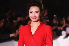 央视主持人李梓萌难得走红毯，穿红色连体装露出长发，气质大变样图片