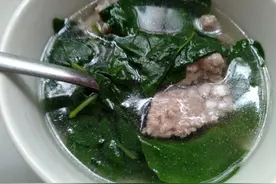 舌尖上的美味，枸杞叶肉沫汤，汤汁入喉甘甜，广东人喜欢的一道汤图片