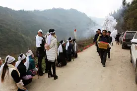 过去农村办白事会主动去帮忙，为啥现在去的人少了？人情淡薄了？图片