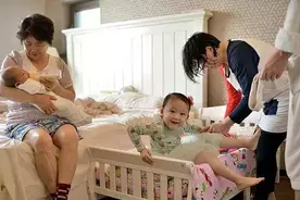 “我就是偏心妈妈”，二胎妈妈无奈哭诉，生二胎后公平是最大谎言图片