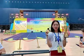 带出“大山健美操队”的体育老师图片
