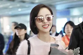 佟丽娅机场小露香肩温婉柔美，抱花浅笑，简直美翻了图片