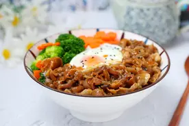 完胜吉野家的日式肥牛饭，汤汁浓郁营养丰富，花钱少吃得超满足图片