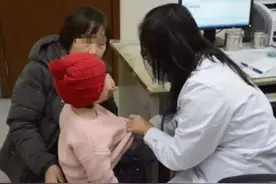 5岁孙女误食干燥剂，奶奶发现后做了一件事，医生：有文化的老人图片