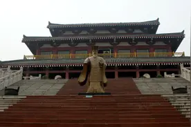 《方舟生存进化》玩家再现阿房宫，五步一楼十步一阁让人看呆图片