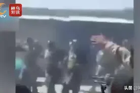 视频丨阿富汗士兵高举双手投降 遭塔利班“就地枪决”！惊悚画面曝光图片