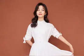 乖乖女！谭松韵穿白衬衫裙造型恬静可人图片