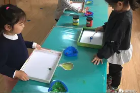 当孩子说“妈妈，XXX不跟我玩儿！我很伤心……”图片