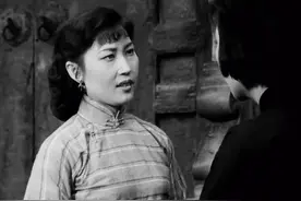 她在《野火春风斗古城》中演美丽的小桃，长相漂亮，八一厂老演员图片