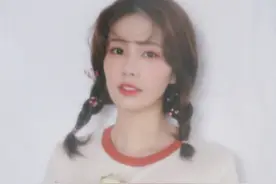 白鹿双麻花辫与鲜花束，春天里的烂漫少女，满天星插头发超有创意图片