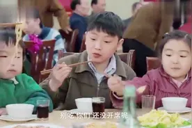 小叔带4个孩子吃喜宴，谁知孩子看见肉把持不住了，这吃相真丢人视频封面