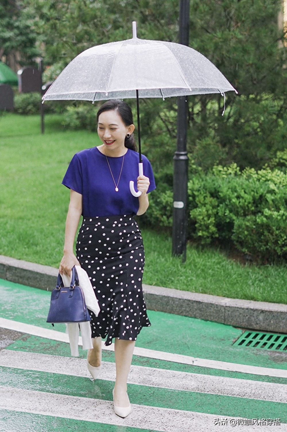 初秋轻熟风:优衣库蓝色上衣+波点裙,让下雨天也变得温柔