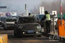 记者探访进京检查站：环京通勤人员可持“三证”登记入库图片