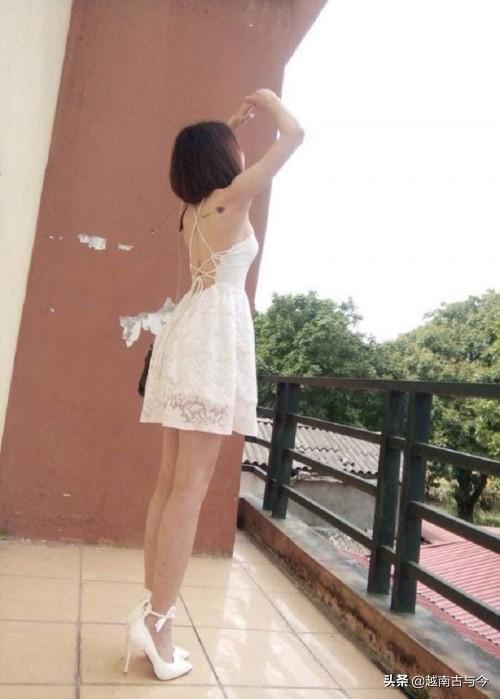 越南长腿美女老师在讲台上课引起轰动，被称为最迷人教育工作者