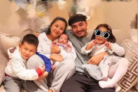 34岁何洁晒同母异父3个娃，哭诉养不起，网友却说：自作自受图片