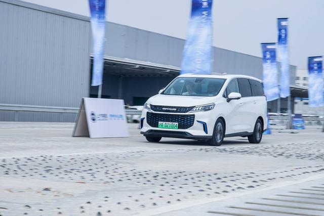 场地试驾上汽MAXUS EUNIQ 5，底盘质感出色的家用MPV