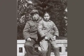 开国中将为何怒掀邓小平的桌子？邓小平：是猛将，就是做事太鲁莽图片