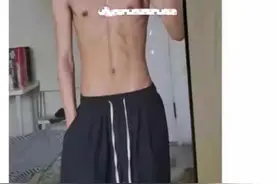 小伙发健身照自称完美身材，惹网友群嘲，网友：我一拳能打哭三个图片