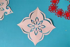 剪纸手工教程：漂亮的四瓣窗花怎么剪？窍门在这里图片