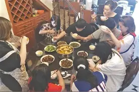 “最强舅舅”带8个外甥过暑假，每天做饭5小时，舅妈称喜欢这种氛围图片