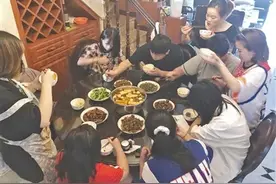 “最强舅舅”带8个外甥过暑假，每天做饭5小时，舅妈称喜欢这种氛围图片