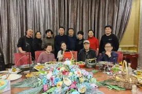 佟丽娅带儿子回老家参加聚会！素颜出镜状态好，却不见老公陈思诚图片