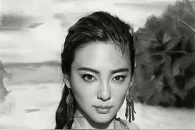 张雨绮水中素描画，不仅逼真，放大看更显神奇图片