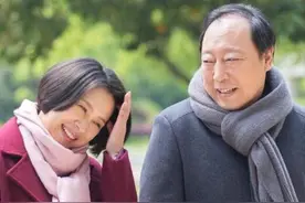 85岁老人和小40岁保姆相恋，同睡次数被记录，甜蜜爱情原来是个局图片