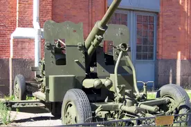 外国小口径加农炮，因为它的管很长图片