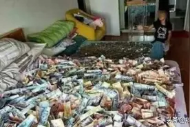 国外女子在家打扫卫生，意外掀开床垫，眼前的场景让她大怒图片