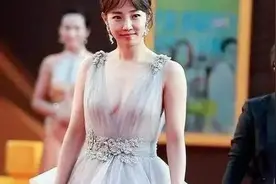白百合的深v纱裙真绝！穿一层“纱”遮挡不住好身材，看着都凉快图片