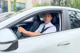 退伍特种兵在郑州京广隧道连救5人：二三十秒淹没一辆车，能救一个是一个图片