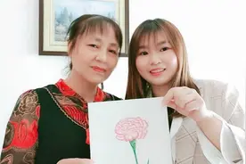 超暖心！女儿手绘3D康乃馨送环卫工妈妈图片