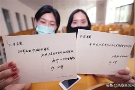 西安“90后”大学辅导员网上走红 手写204张歌词贺卡送毕业生图片
