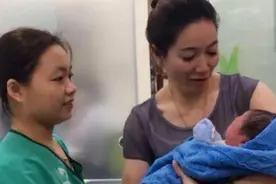 52岁外婆到医院探望生娃的女儿，却因美貌走红，说是妈妈也不为过图片