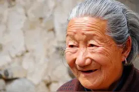 老太太迷恋做法事，爱给神仙过生日，如今90岁，依然能下地干活图片