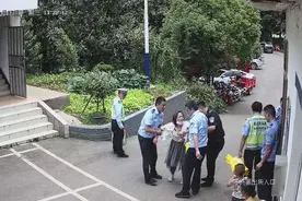 治庸·安边|民警突遇妇女跪地致谢  原来她认出3年前孩子的救命恩人图片