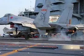 舰载机着舰指挥：难度最大要求最多，只有“老司机”才行图片