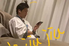 何超莲晒男友穿睡衣扎小揪揪造型，吐槽窦骁影响她追剧图片