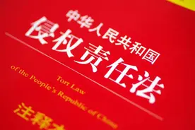 没栓绳的狗跑到路边，被车压死，狗主人索赔2万元，法律怎么看？图片