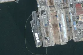 法国海军只有一艘航母，2部弹射器，航母维修舰载机怎么训练？图片