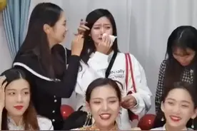 太激动！山东女子参加闺蜜婚礼从头哭到尾，网友不解：有啥好哭的图片