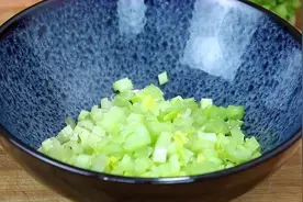 这样做芹菜鸡蛋胡萝卜早餐饼，酥软可口，营养丰富，全家都爱吃图片