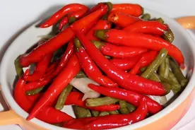 卖40年泡菜的大叔：多加这1步，泡辣椒不软不烂不长霉，真爽脆图片